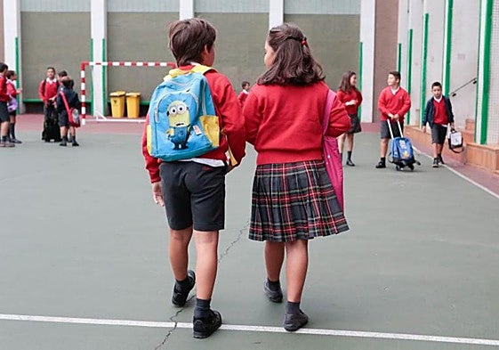 Dos niños caminan por el patio, en su primer día de actividad, en el Corazón de María (Codema) de Gijón, un centro concertado.