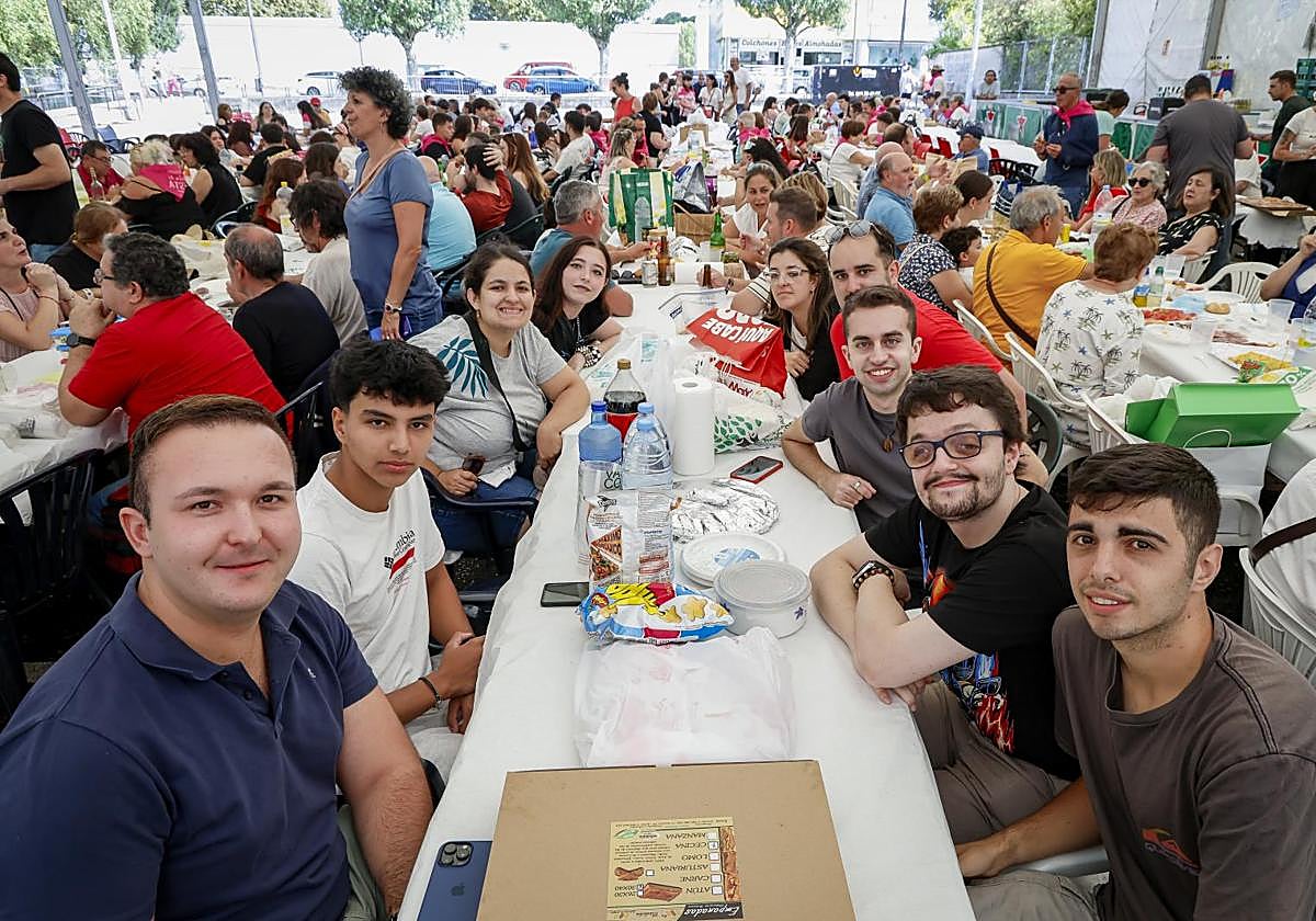 El buen ambiente reinó en una comida que dio cabida a grupos de amigos y familias.