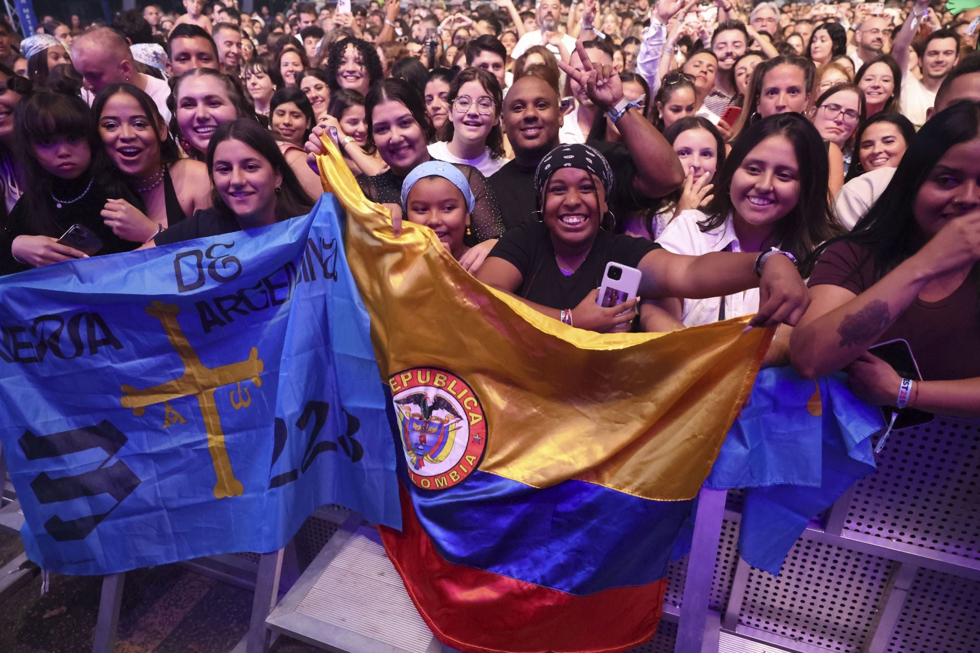 Camilo y María Becerra prenden la mecha de las fiestas de San Mateo de Oviedo