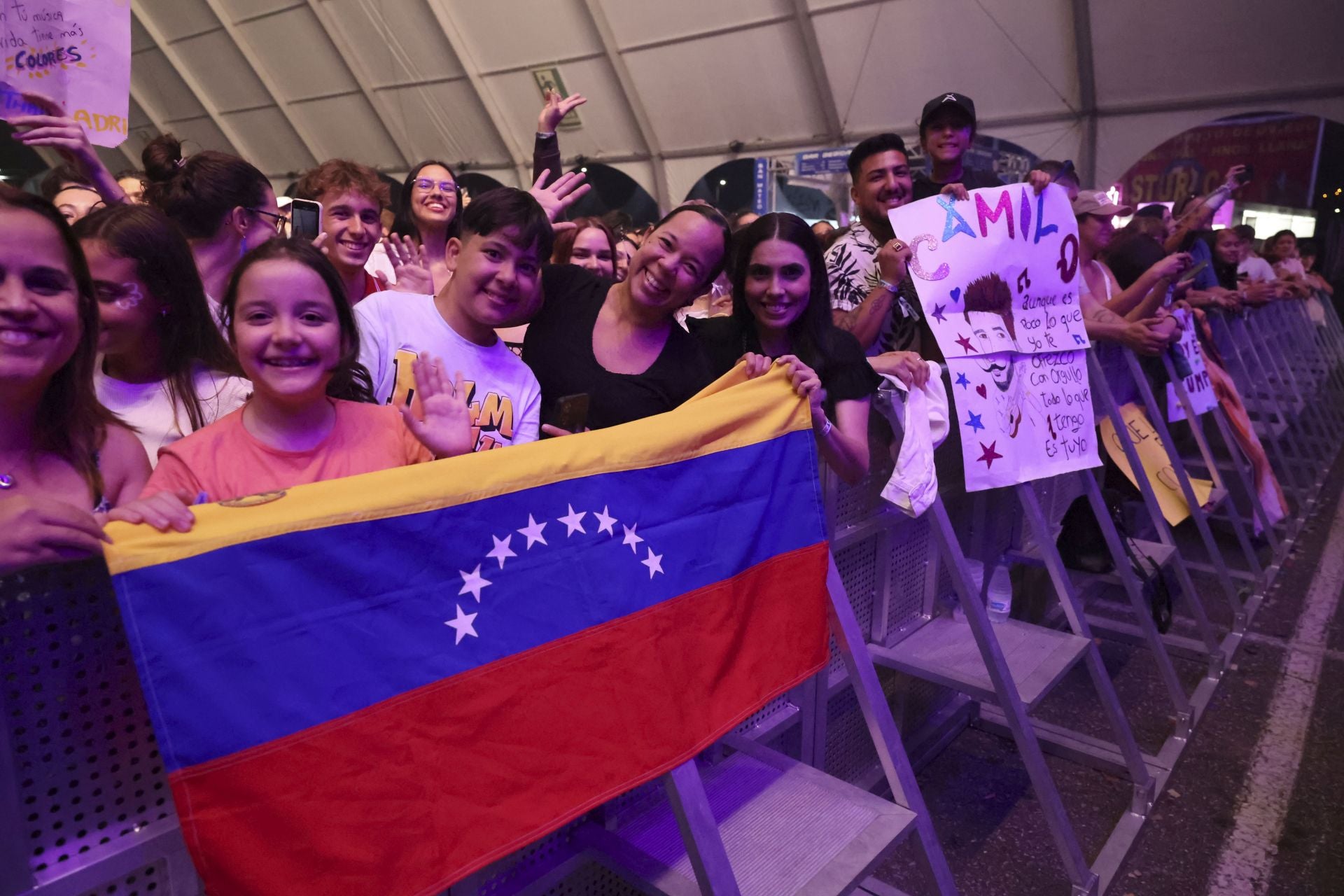 Camilo y María Becerra prenden la mecha de las fiestas de San Mateo de Oviedo