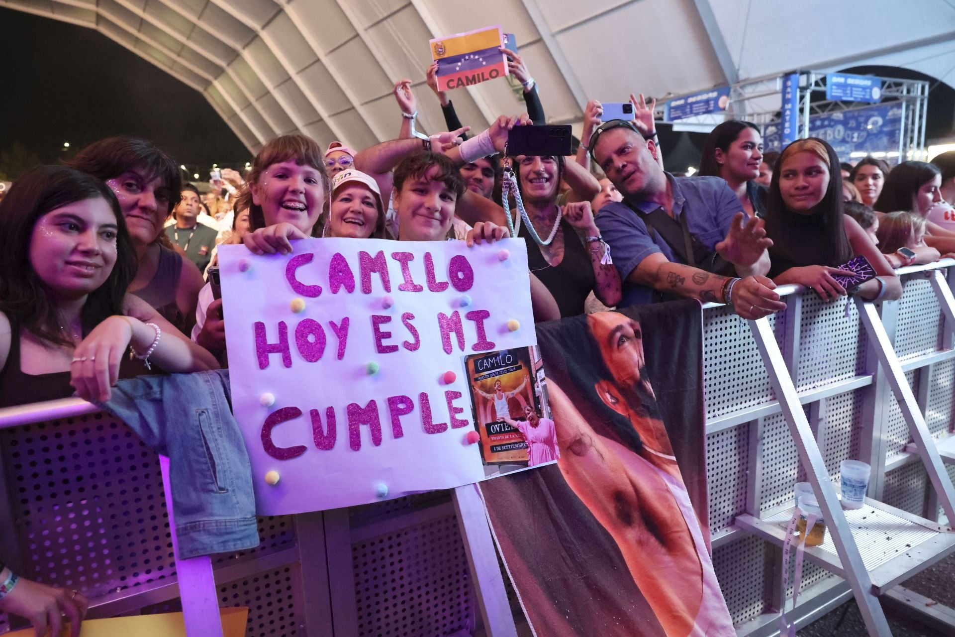 Camilo y María Becerra prenden la mecha de las fiestas de San Mateo de Oviedo