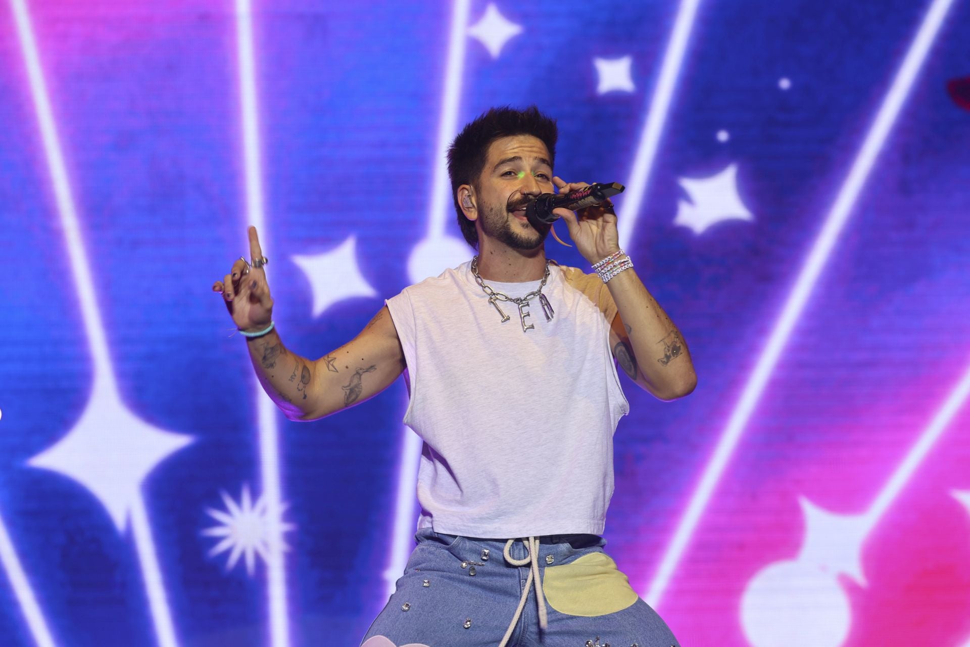 Camilo y María Becerra prenden la mecha de las fiestas de San Mateo de Oviedo