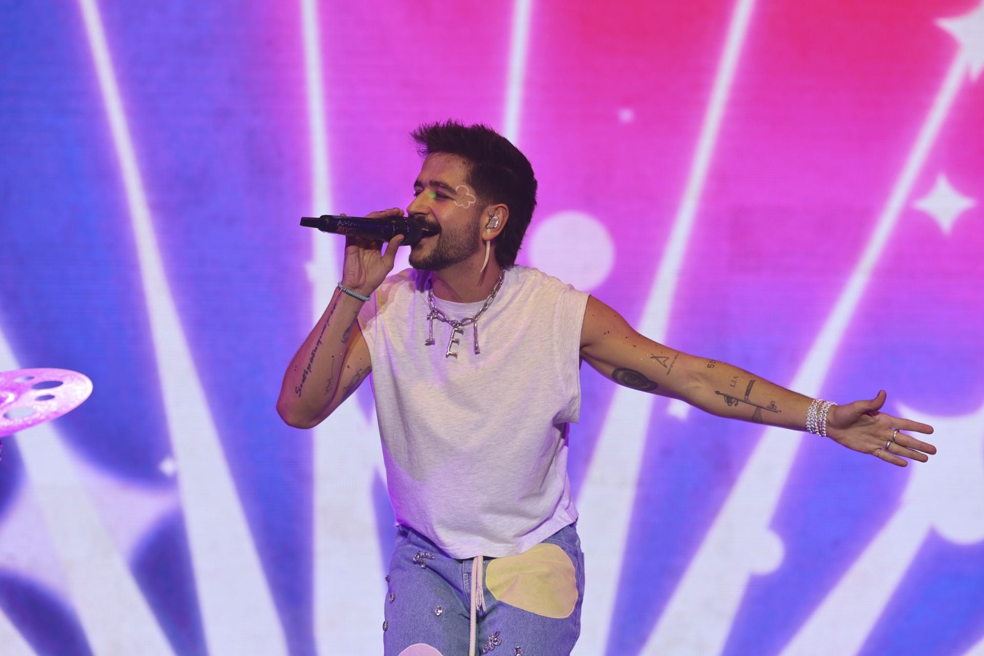 Camilo y María Becerra prenden la mecha de las fiestas de San Mateo de Oviedo