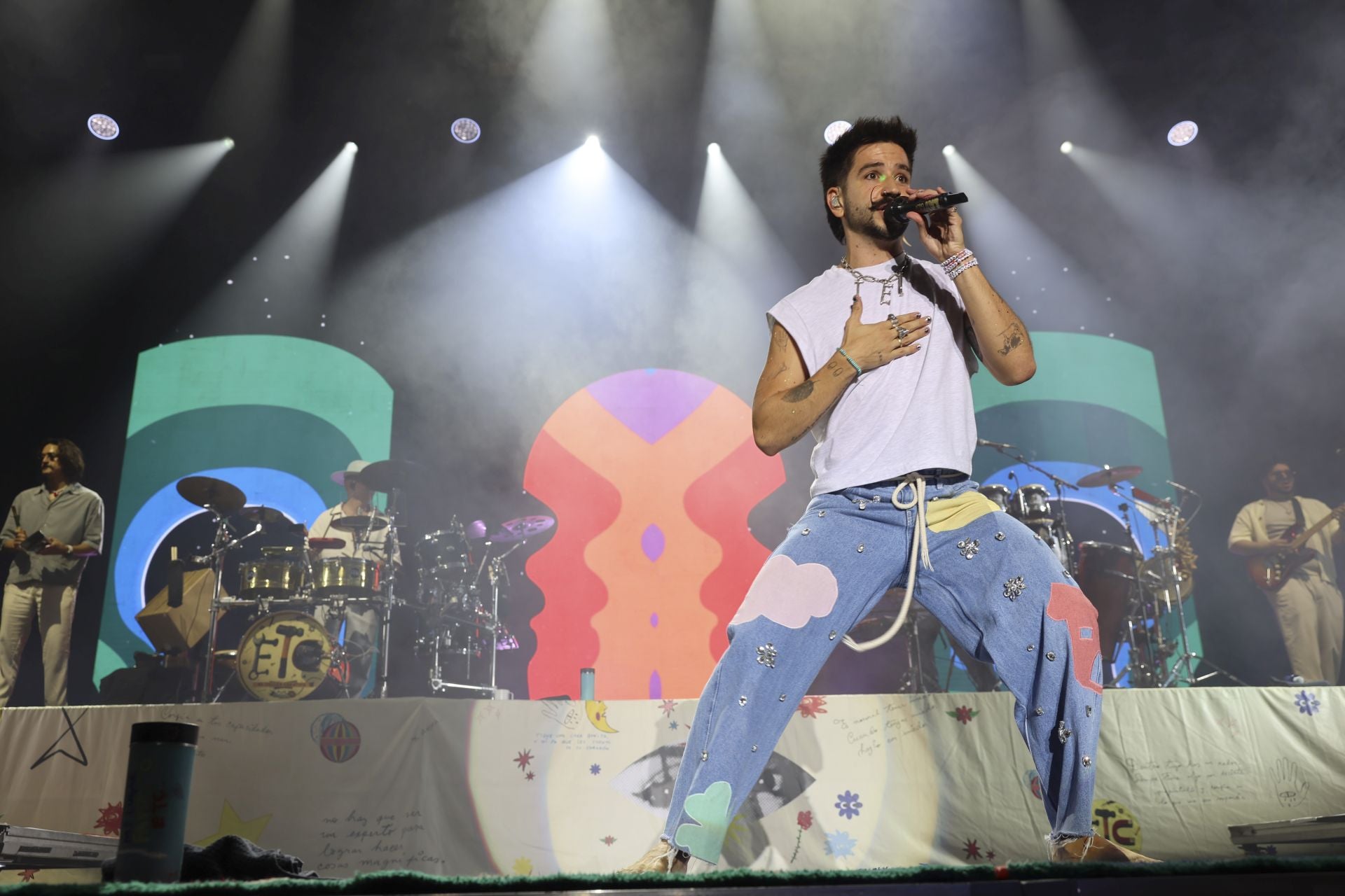 Camilo y María Becerra prenden la mecha de las fiestas de San Mateo de Oviedo