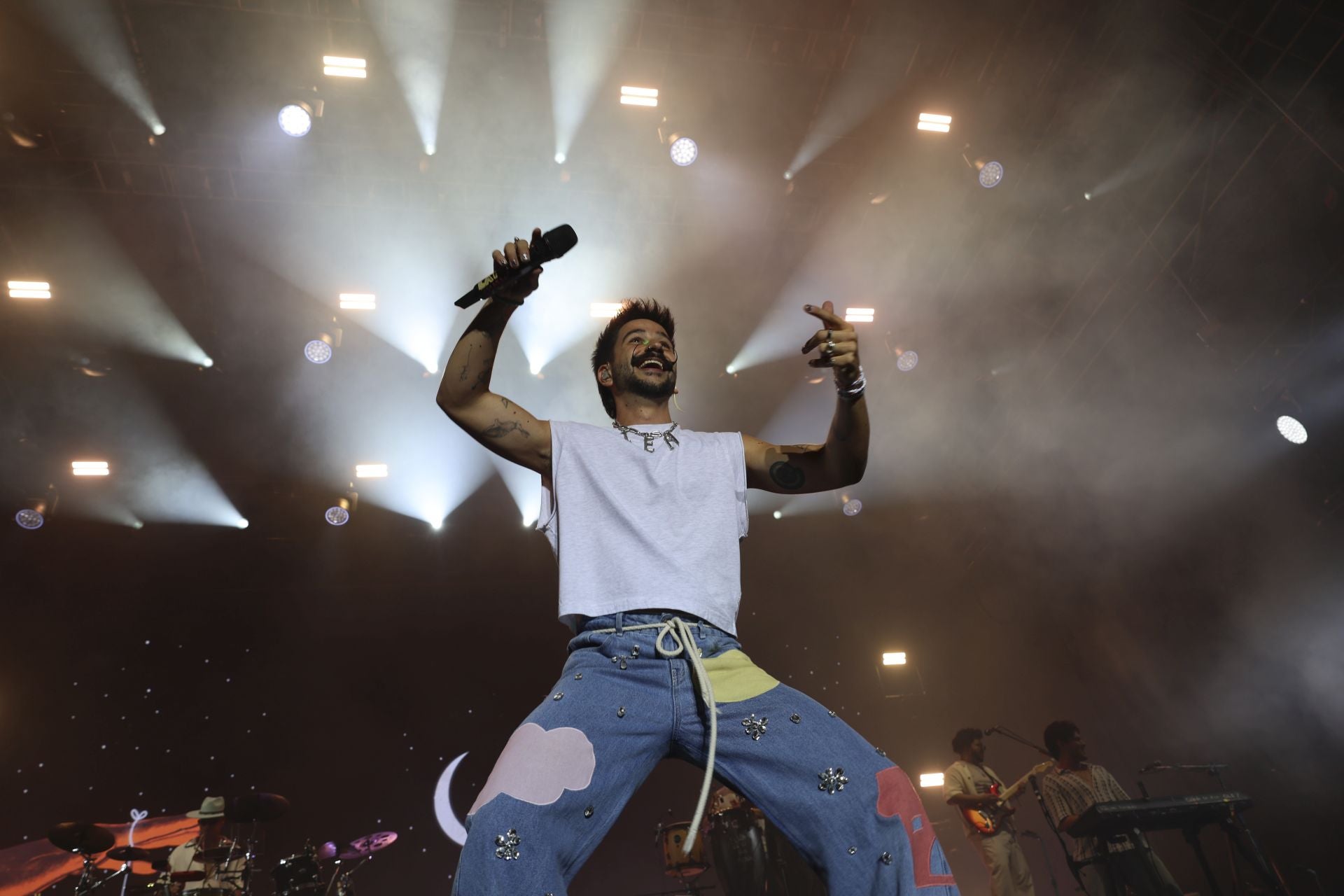 Camilo y María Becerra prenden la mecha de las fiestas de San Mateo de Oviedo