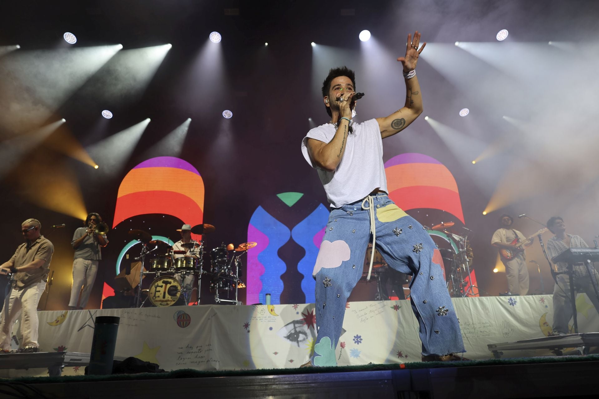 Camilo y María Becerra prenden la mecha de las fiestas de San Mateo de Oviedo