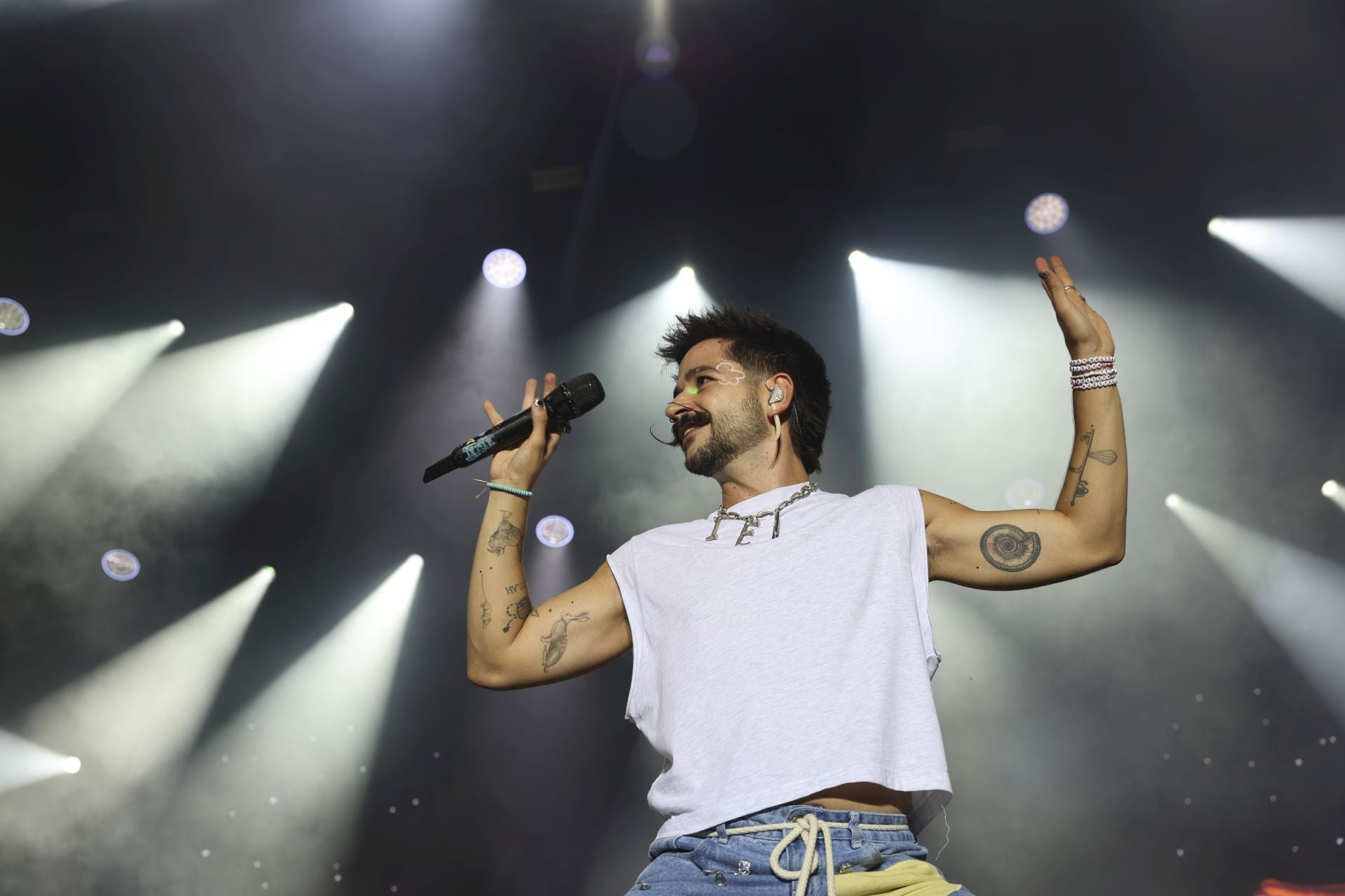 Camilo y María Becerra prenden la mecha de las fiestas de San Mateo de Oviedo