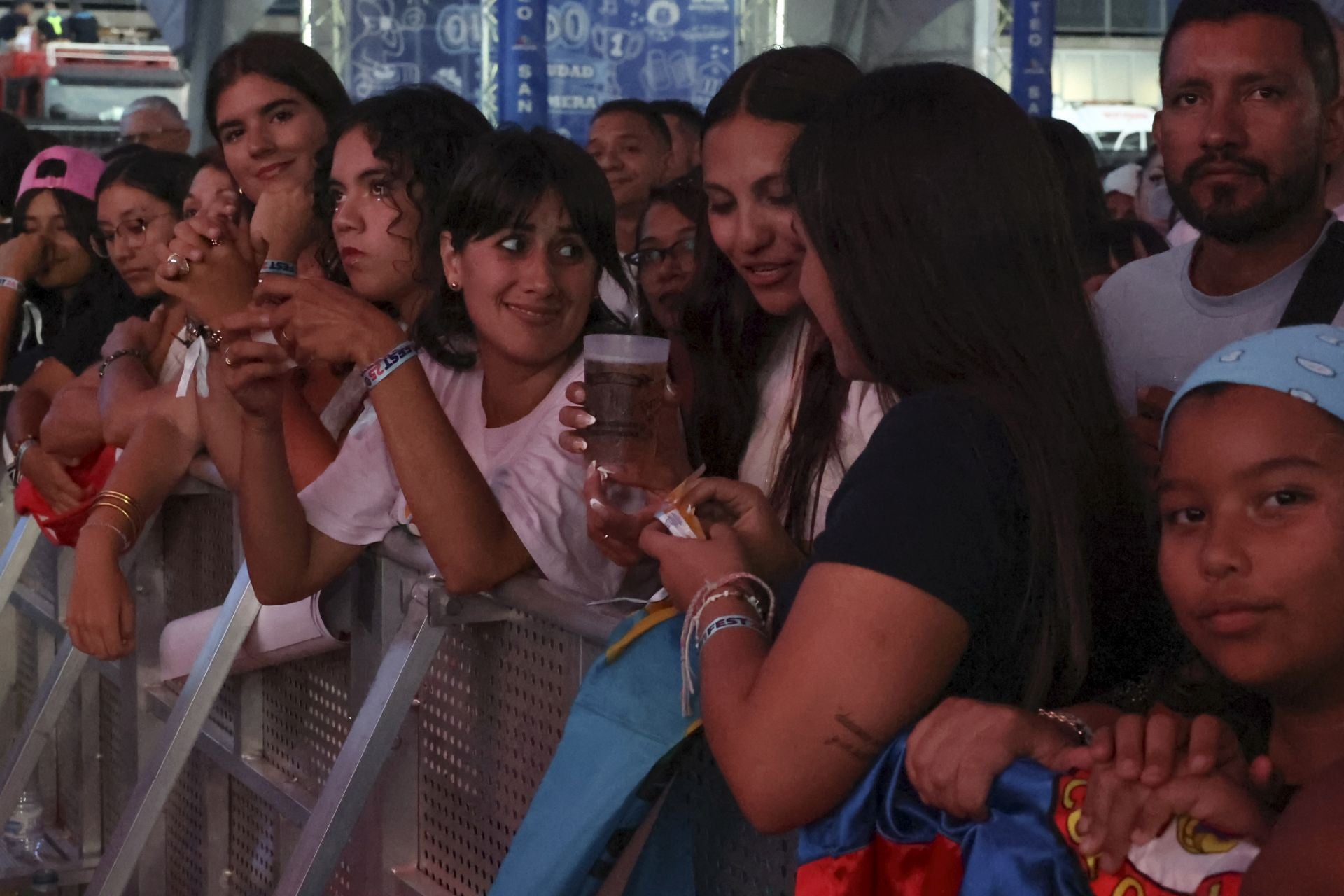 Camilo y María Becerra prenden la mecha de las fiestas de San Mateo de Oviedo
