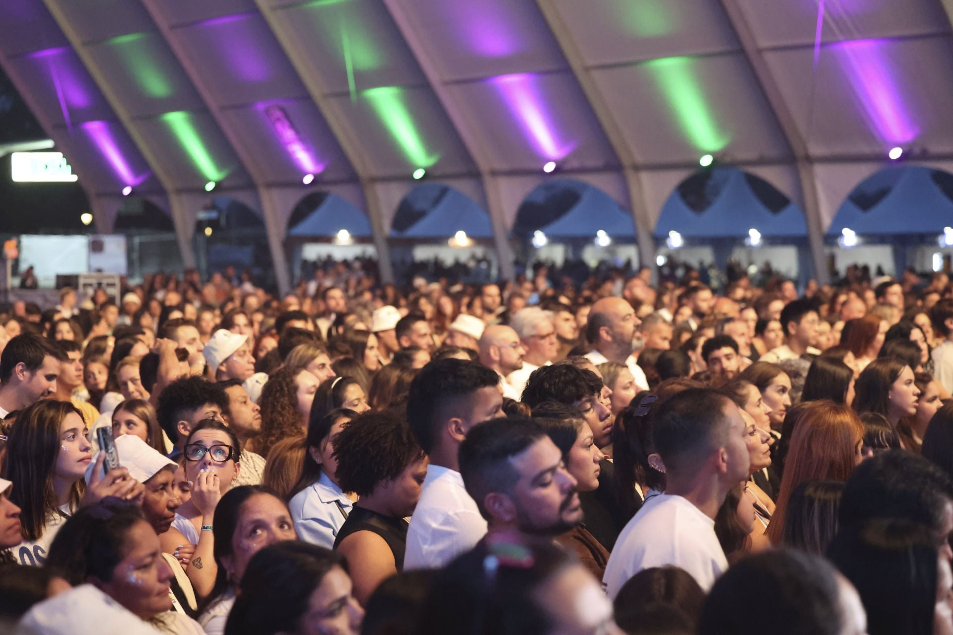 Camilo y María Becerra prenden la mecha de las fiestas de San Mateo de Oviedo