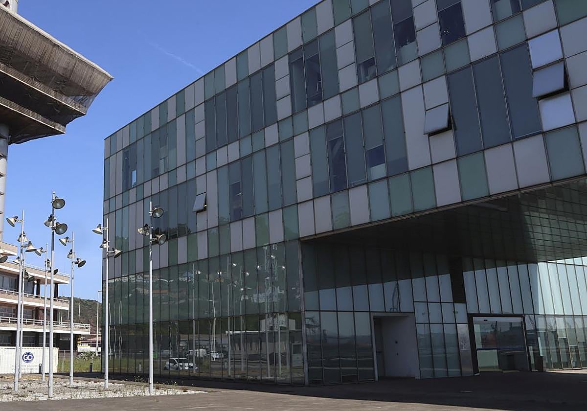 Edificio de Servicios Múltiples de la Autoridad Portuaria de Gijón, en El Musel