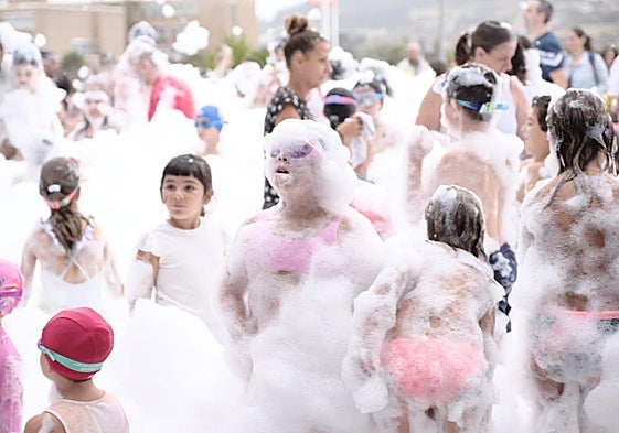Los olayistas más jóvenes disfrutaron de la fiesta de la espuma.