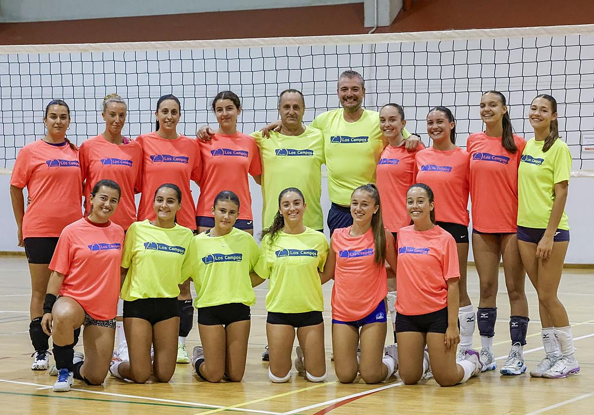 Primera foto de familia de la temporada del equipo sénior femenino del Fertiberia Los Campos, que dos temporadas después regresa a Primera Nacional.