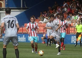 Guzmán toca el balón durante el partido frente al Lugo en el Anxo Carro en su debut como jugador del Real Avilés.