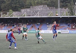 Juan López se dispone a hacer un pase de cabeza en el partido ante el Coruxo.