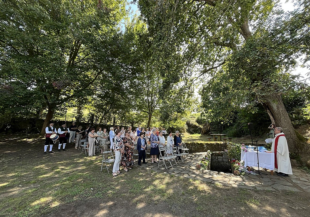 Misa al aire libre en la fiesta por Santa Apolonia en Leceñes.