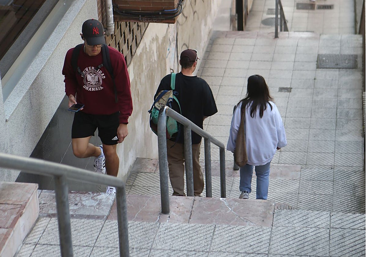 Un tramo de las empinadas escalera.