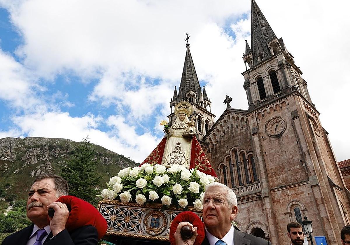 Misa en Covadonga, sidra en Nava y laureles en Oviedo
