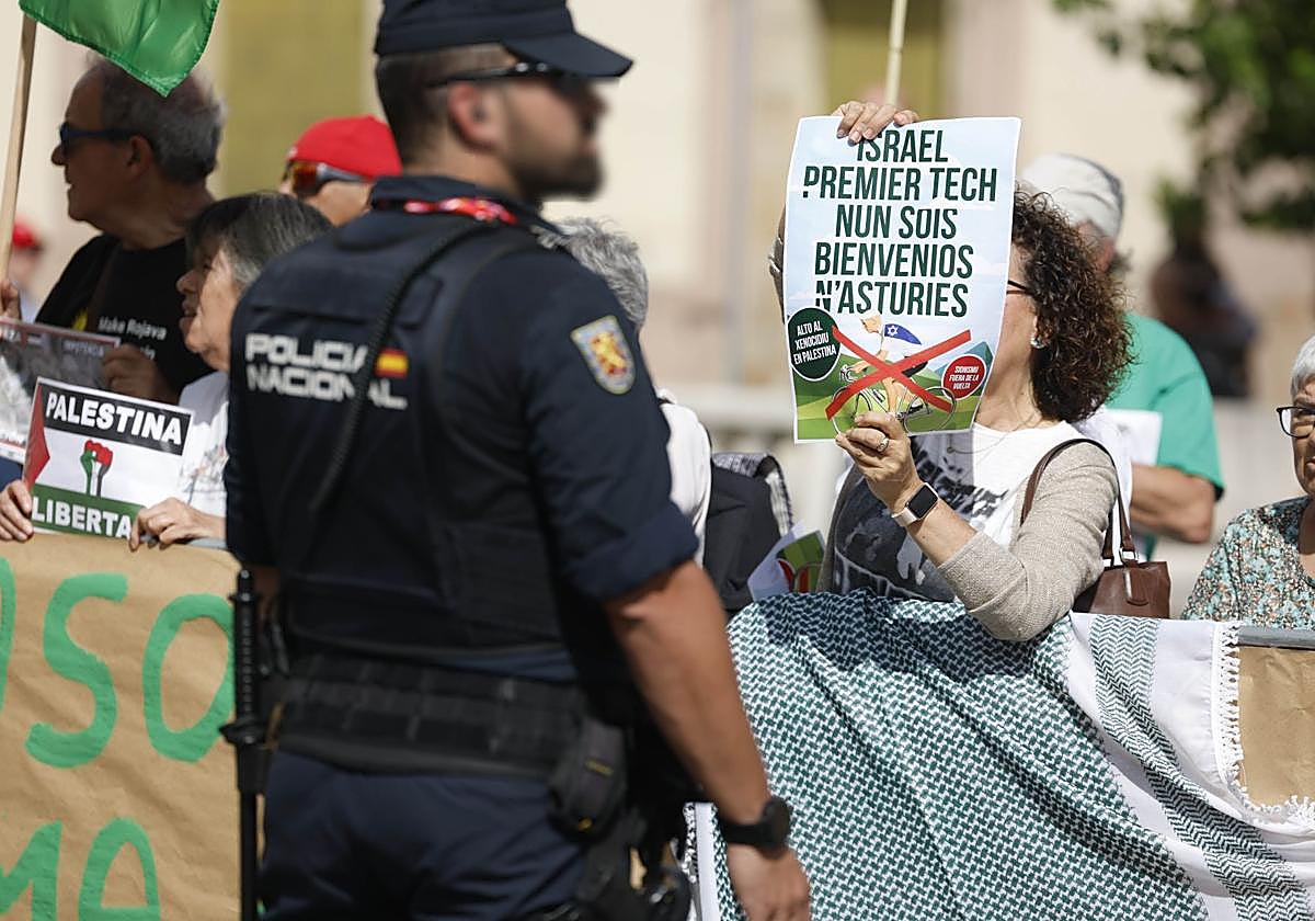 Más protestas propalestinas en la salida de La Vuelta en Vegadeo