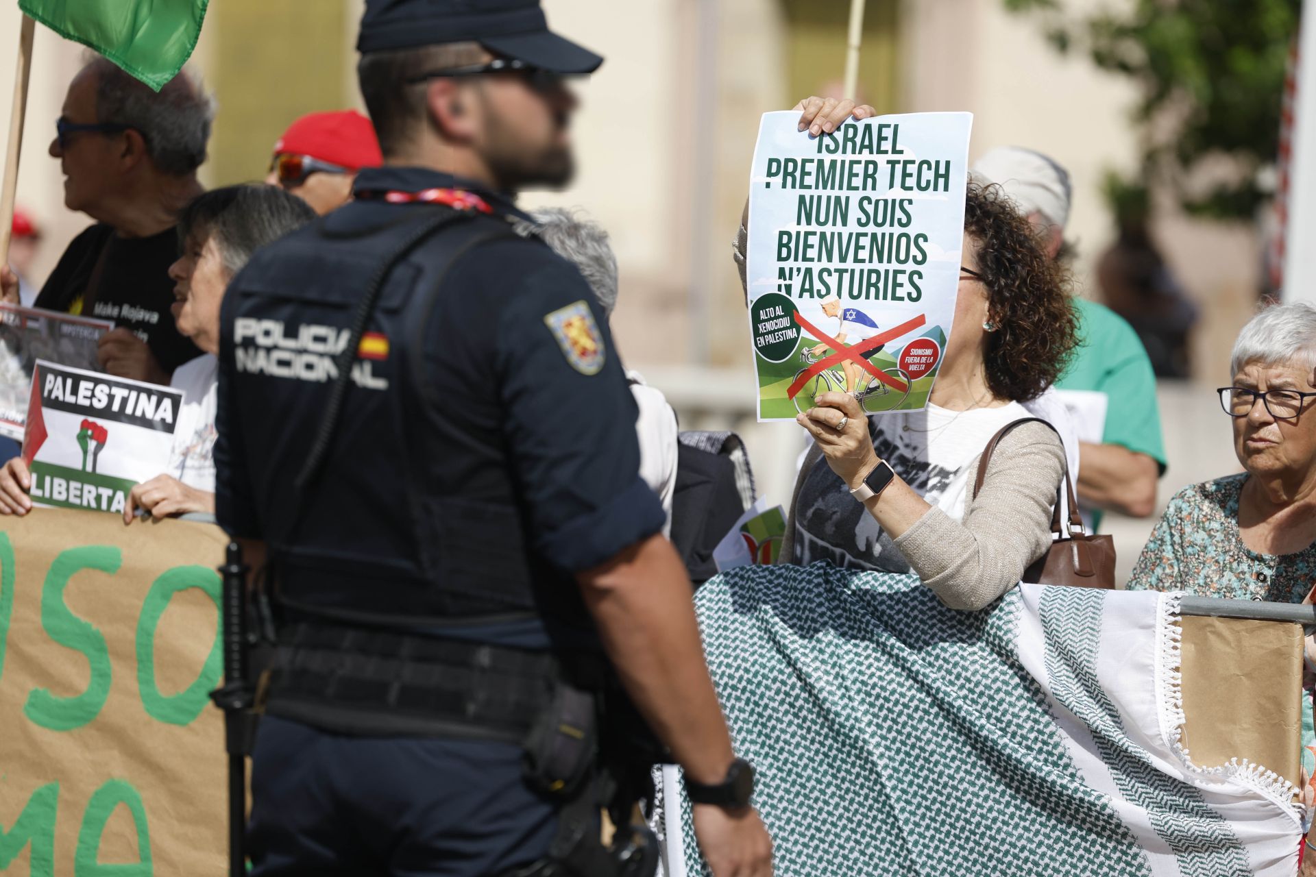 Más protestas propalestinas en la salida de La Vuelta en Vegadeo