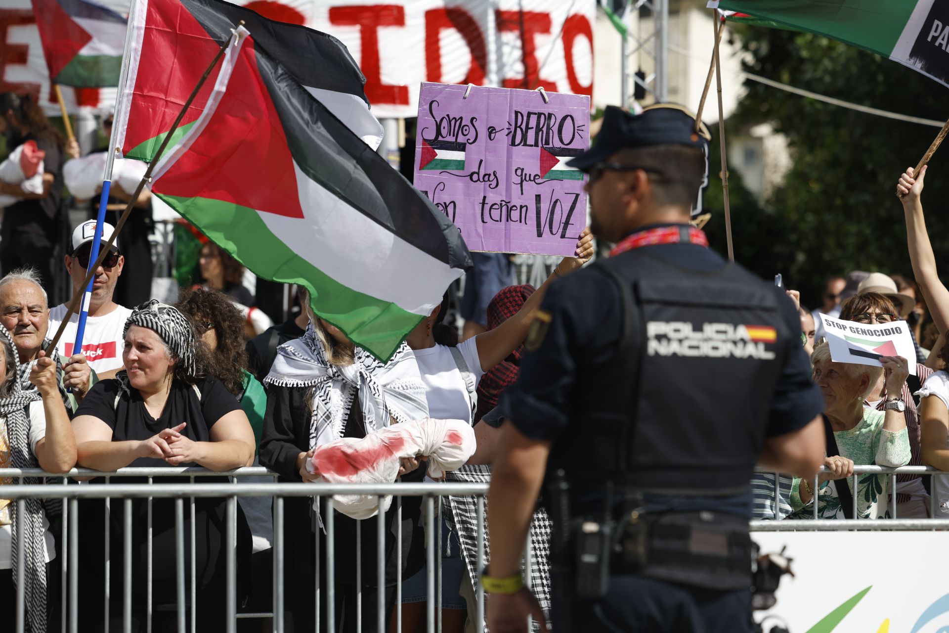 Más protestas propalestinas en la salida de La Vuelta en Vegadeo