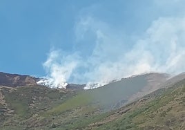 Las llamas vuelven a los montes de Somiedo, en la zona de monte bajo que ya se quemó parcialmente la semana pasada, por Chandurrio y bajando en dirección a la braña de Vildeo, justo por encima del pueblo de Villar de Vildas.