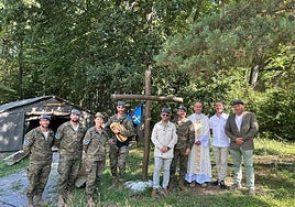 Un grupo de soldados con el capellán y el alcalde de Siero (segundo por la derecha).