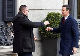 El presidente del Principado, Adrián Barbón, y el jefe del Ejecutivo, Pedro Sánchez, se saludan en un pasado acto político.