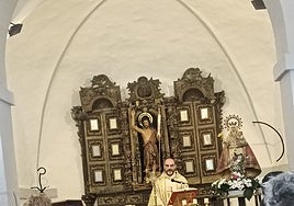 El sacerdote Alejandro González, 'Jano', ofició la ceremonia en la iglesia de San Juan Bautista de Caces.