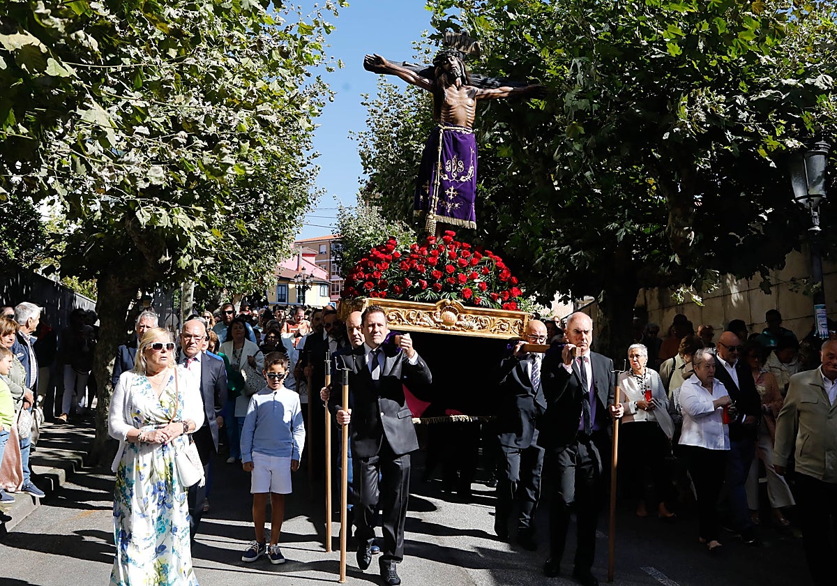 Procesión del año pasado del Santísimo Cristo de Candás desde la iglesia parroquial de san Félix