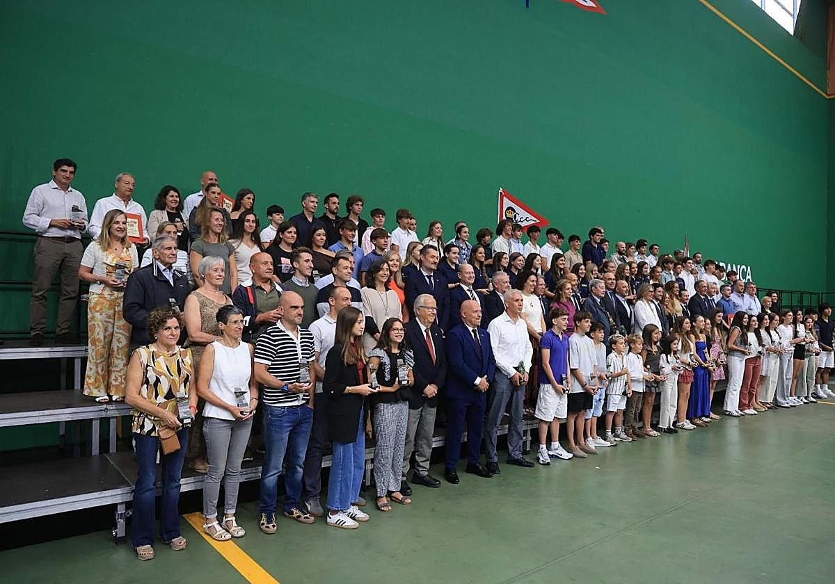 Foto de familia de los galardonados de este año en las fiestas del Grupo Covadonga junto a la junta directiva.