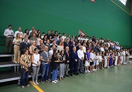 Foto de familia de los galardonados de este año en las fiestas del Grupo Covadonga junto a la junta directiva.