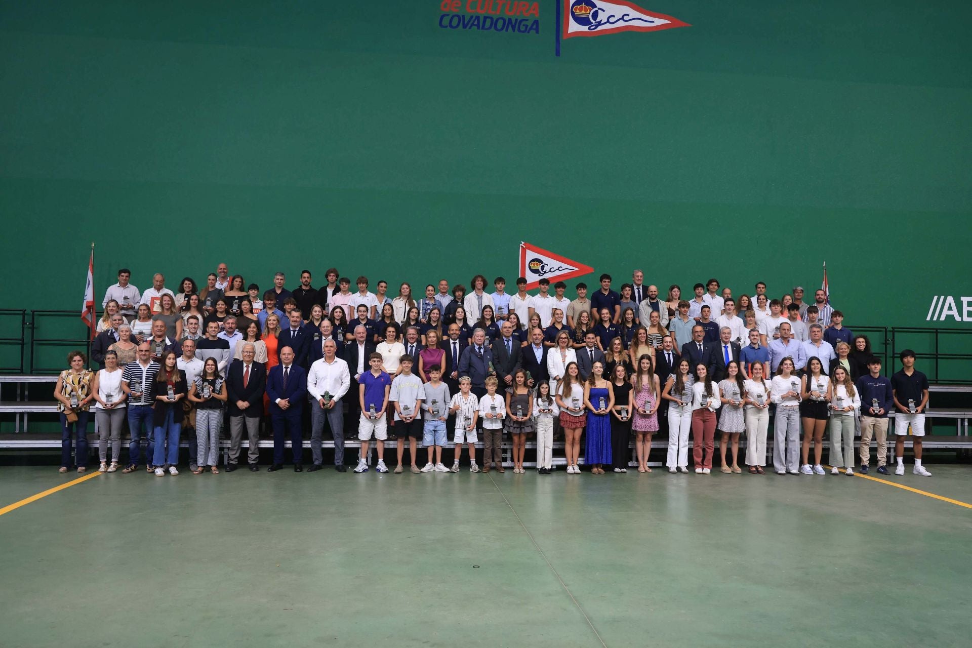 El Grupo Covadonga homenajea a 143 socios para celebrar el Día de Asturias