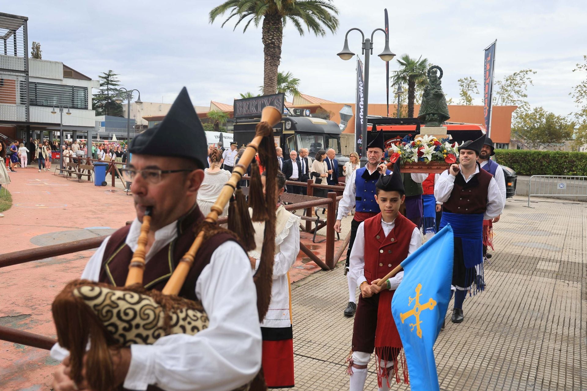 El Grupo Covadonga homenajea a 143 socios para celebrar el Día de Asturias