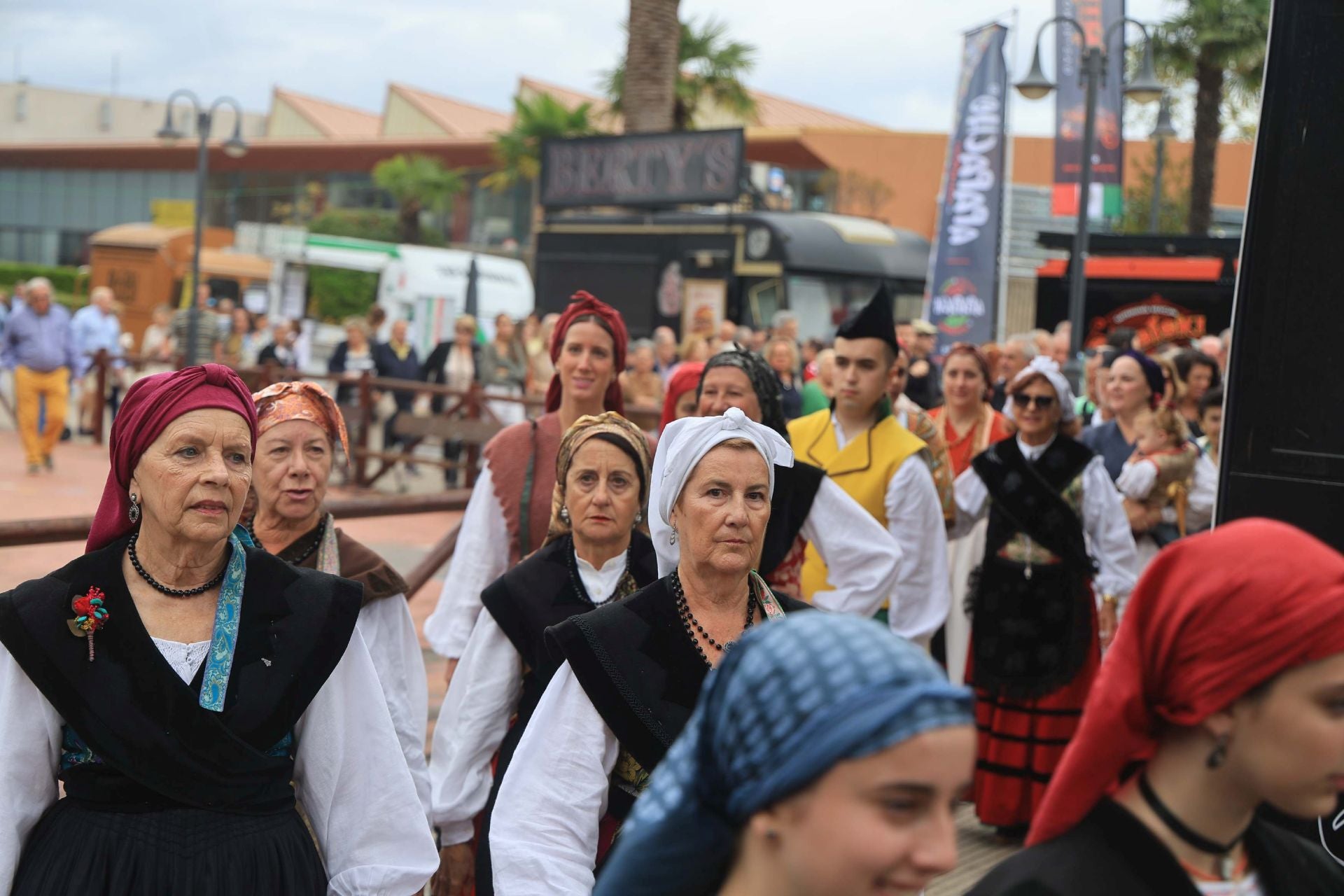 El Grupo Covadonga homenajea a 143 socios para celebrar el Día de Asturias
