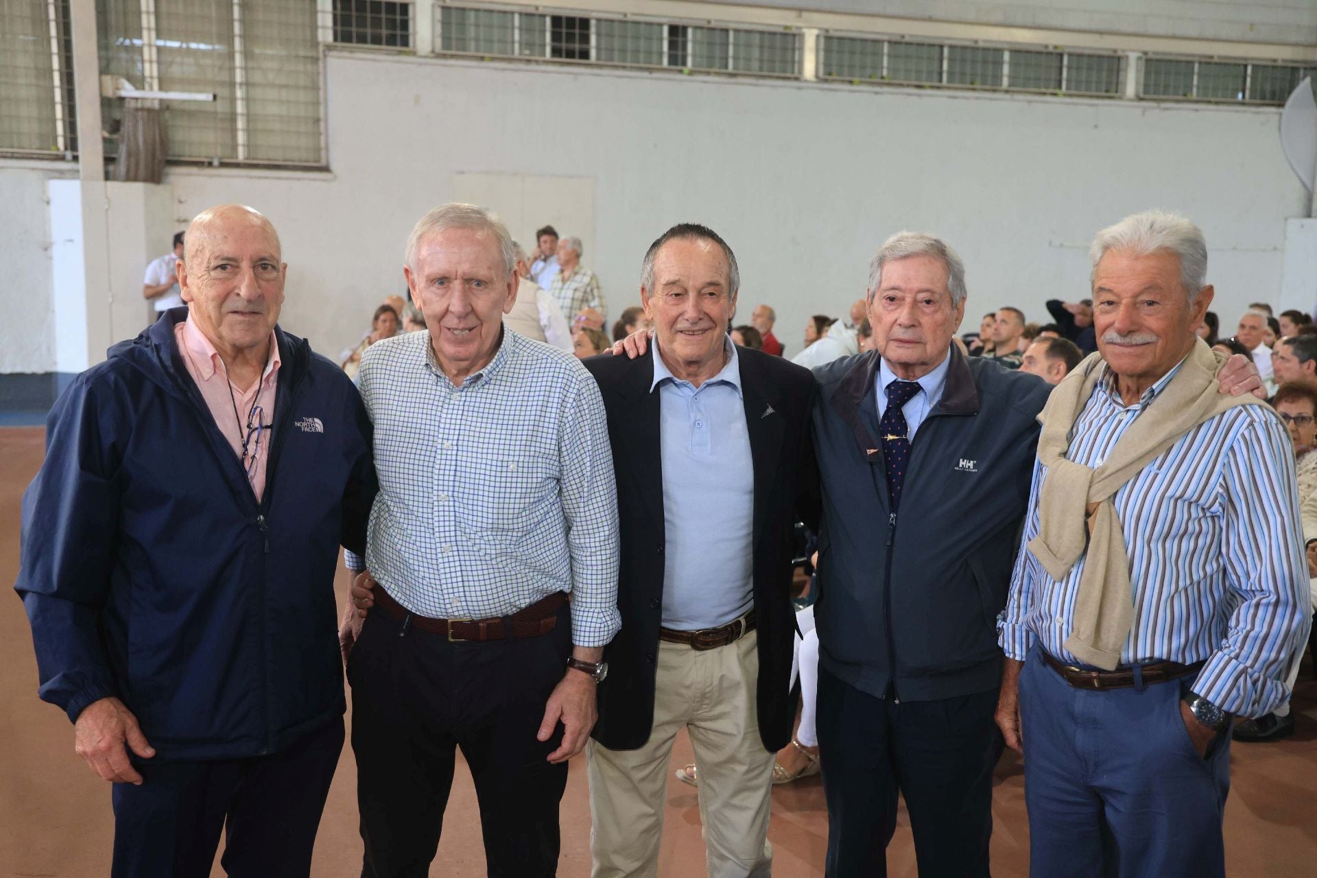 El Grupo Covadonga homenajea a 143 socios para celebrar el Día de Asturias