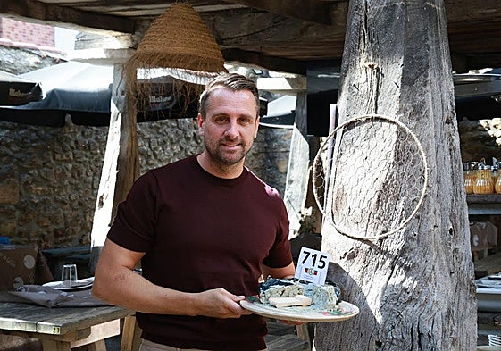 Iván Suárez, con el queso Cabrales en el Llagar de Colloto.