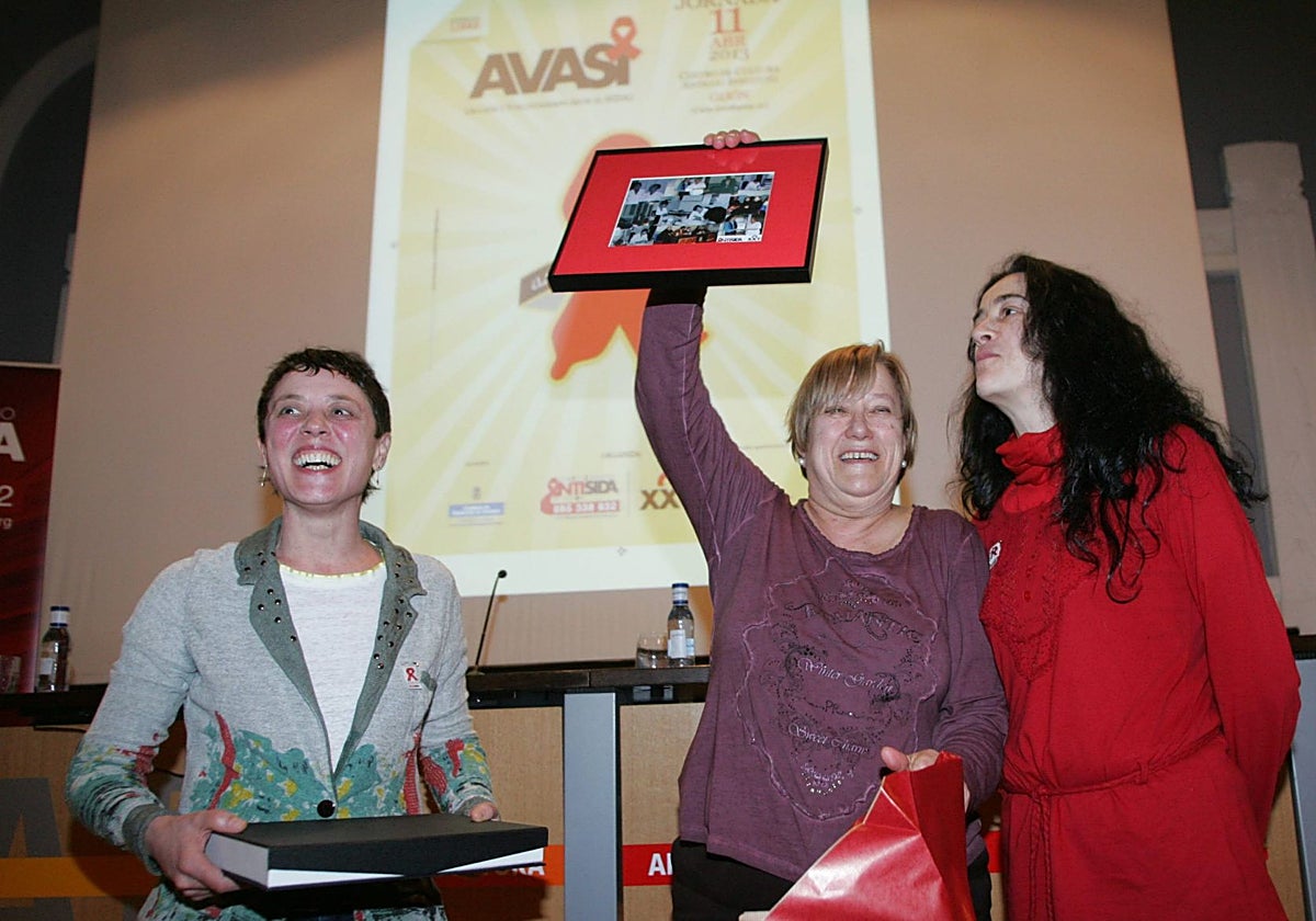 Marilis García-Alcalde, en el centro, junto a María José Sánchez y Dolores Horcajo, del Comité Antisida, durante un reconocimiento otorgado en 2013 por su entrega a los paciente con VIH.
