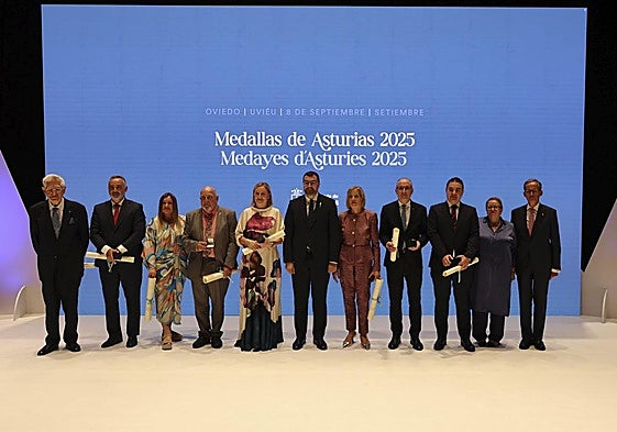 Los premiados con las Medallas de Asturias 2025 con el presidente del Principado.