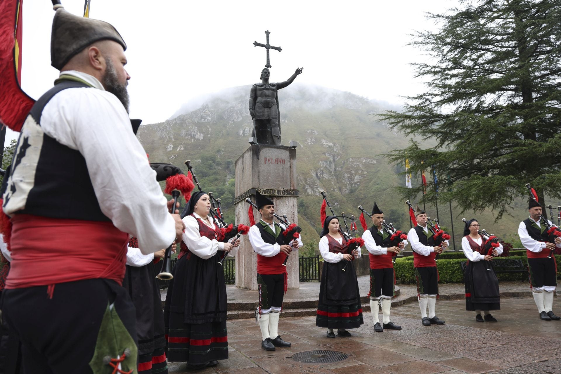 La misa en Covadonga por el Día de la Santina, en imágenes