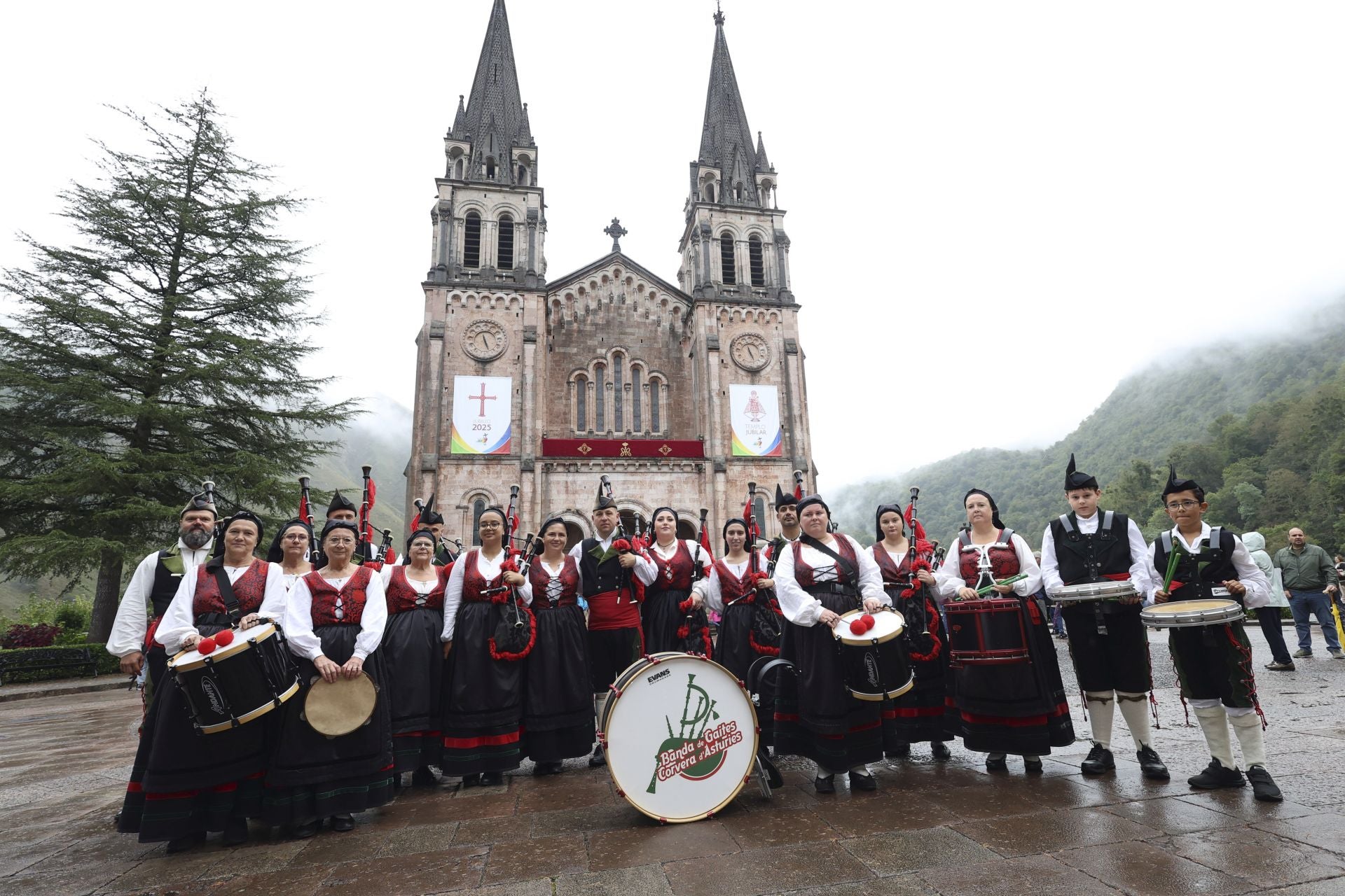 La misa en Covadonga por el Día de la Santina, en imágenes