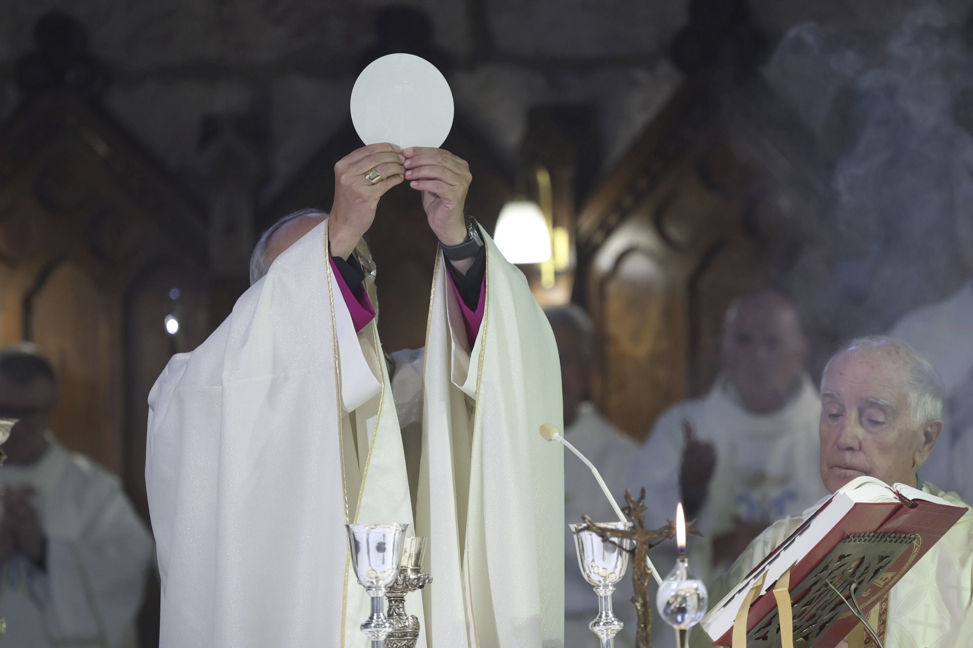 La misa en Covadonga por el Día de la Santina, en imágenes