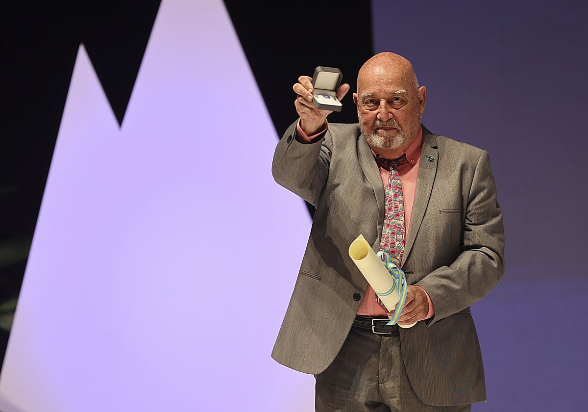 Arcadi Moradell muestra su medalla al público del Auditorio Príncipe Felipe.