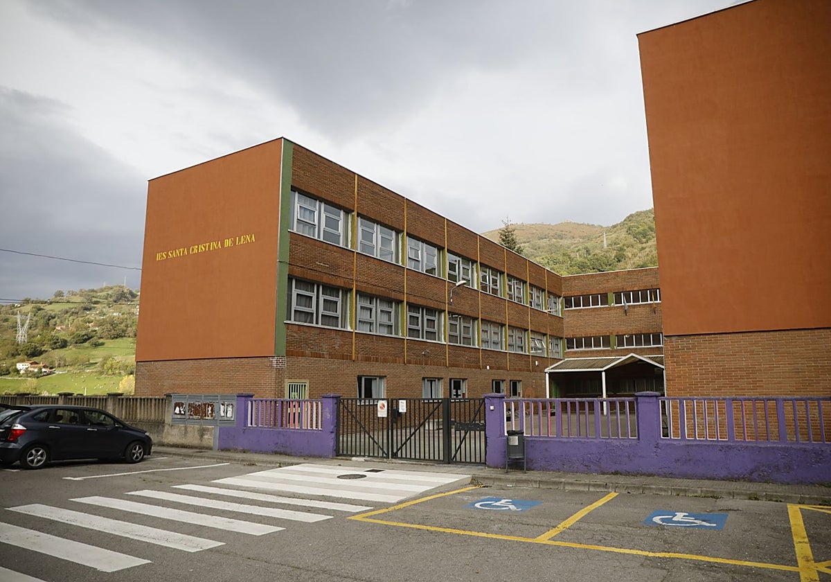 Instituto Santa Cristina de Lena, en Pola, donde cursan estudios las tres niñas.