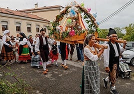 Procesión de la subasta del ramu a la salida de las antiguas escuelas.