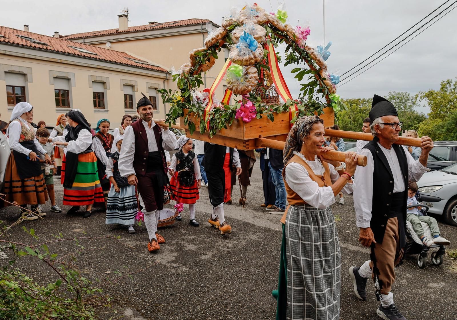 Procesión de la subasta del ramu a la salida de las antiguas escuelas.