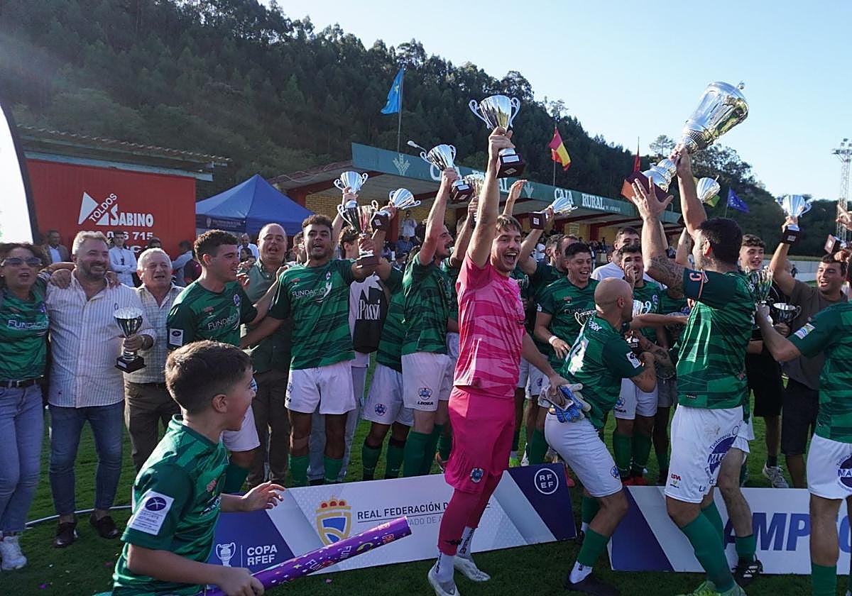 El Puerto de Vega festeja su victoria en Copa Asturfútbol.