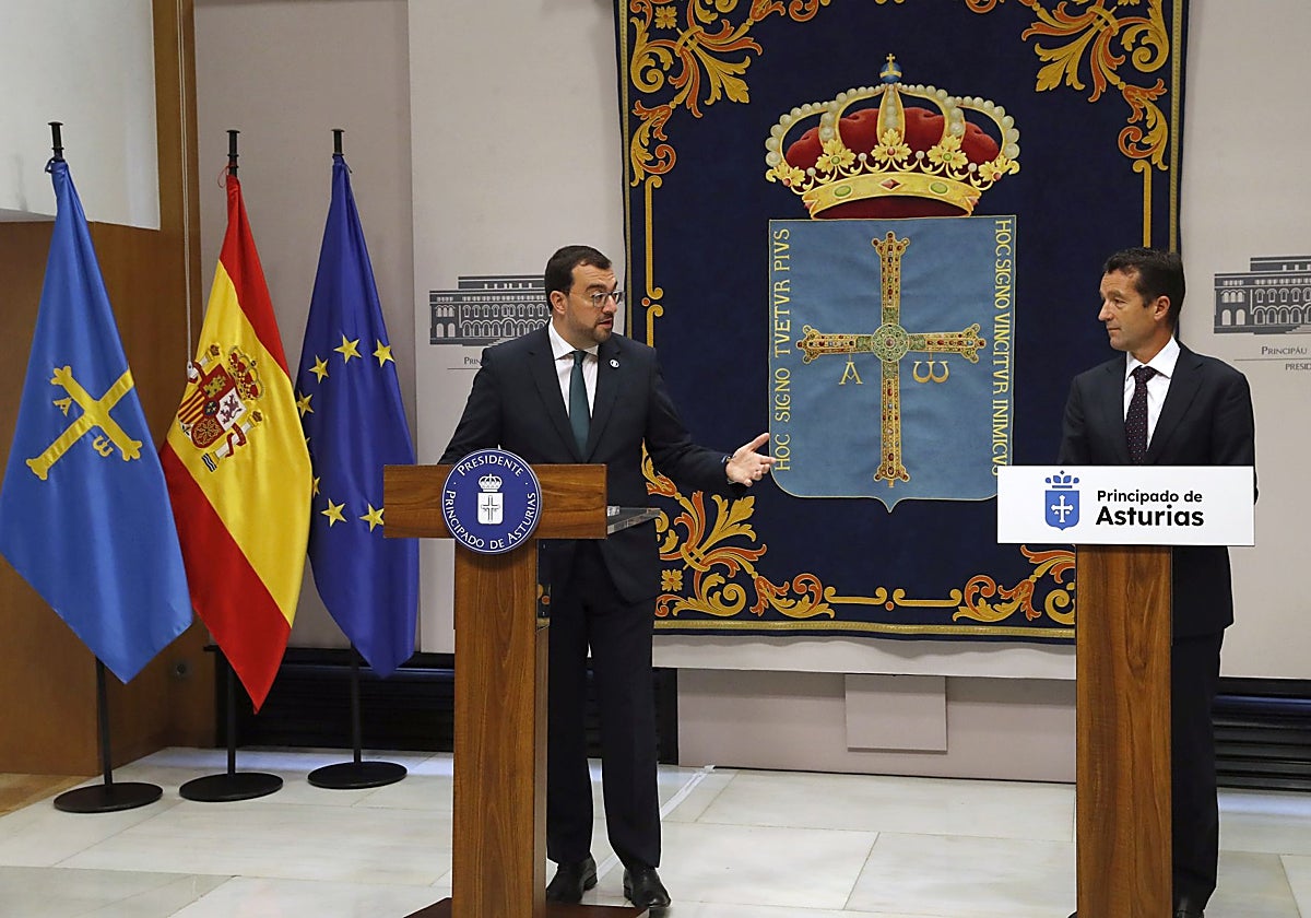 El presidente de Asturias, Adrián Barbón, y el de Indra, Ángel Escribano.