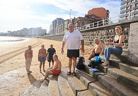 Algunos de los bañistas antes de cumplir con el último baño de la 'novena'