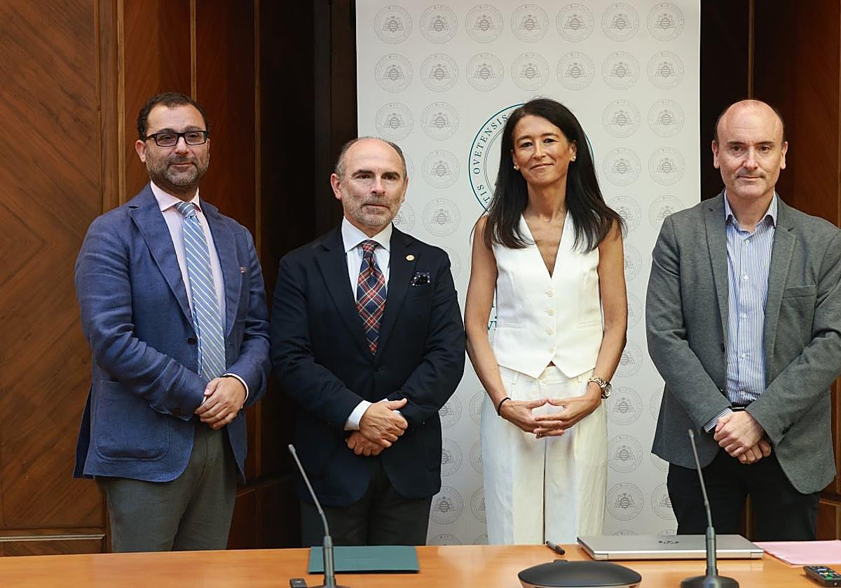 El concejal de Cultura de Oviedo, el rector de la Universidad de Oviedo, la directora de la Cátedra Ángel González y el director general de Patrimonio.