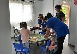 Integrantes del Taller de Empleo junto a una alumna y un alumno el primer día de clase.